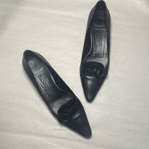 Salvatore Ferragamo Black Leather Low Heeled Pointed Toe Flats sz 8.5 2A Narrow